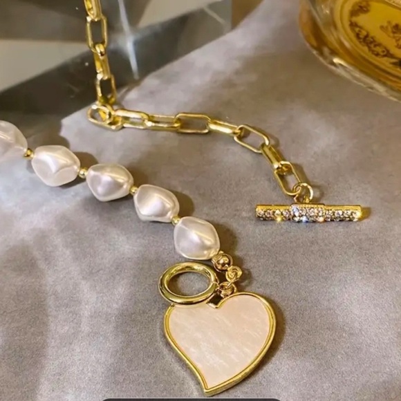 NWT Gold Heart Shape Pendant Rhinestone Decor Pearl Shape Necklace - Picture 4 of 8